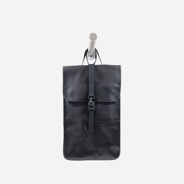 rains backpack 1220 black Clip Front this rucksack offers ample space for your essentials 13330-01_6.jpg?ts=20260630050546